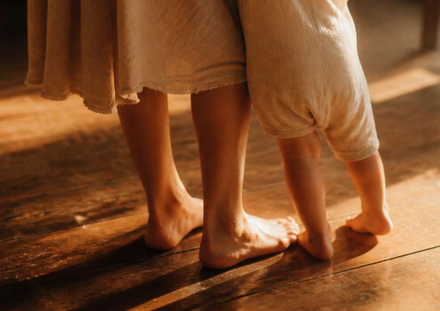 Fuesse von Mutter und Kind im warmen Licht